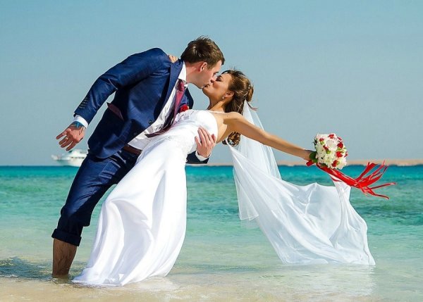 Жених и невеста на закате