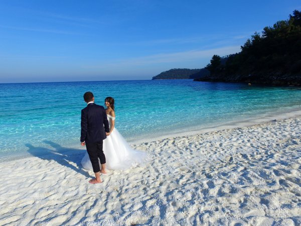 Красивая свадьба на берегу моря