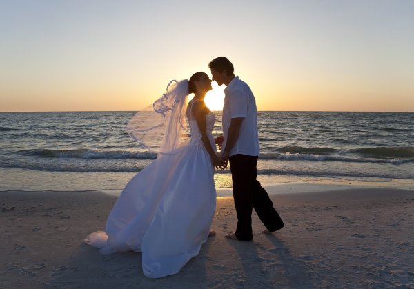 Жених и невеста на берегу моря