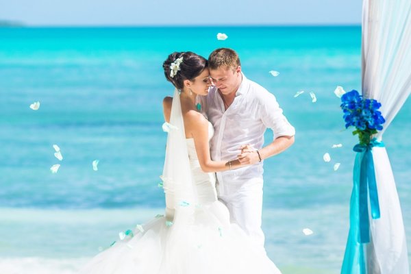 Молодожены на море