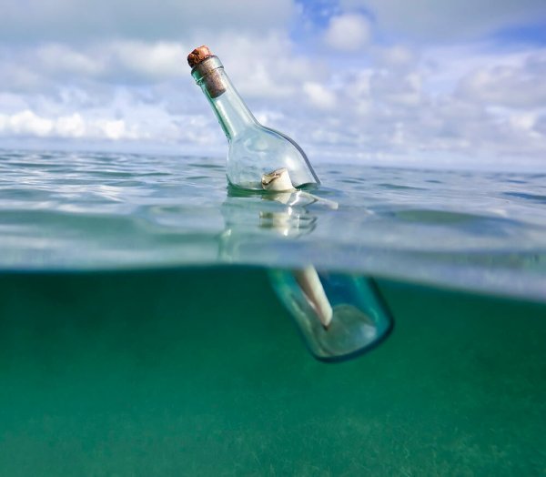 Бутылка с посланием в море