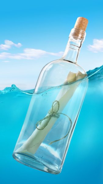 Послание в бутылке в воде