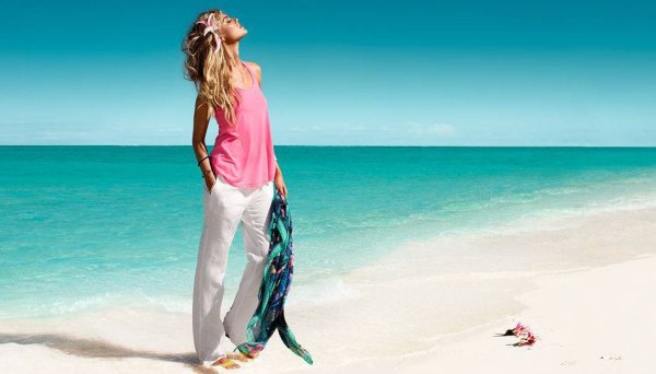 Девушка на пляже одетая