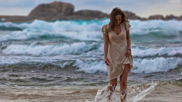 Девушка идет по морю