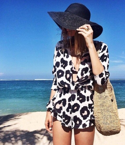 Женщина на фоне моря