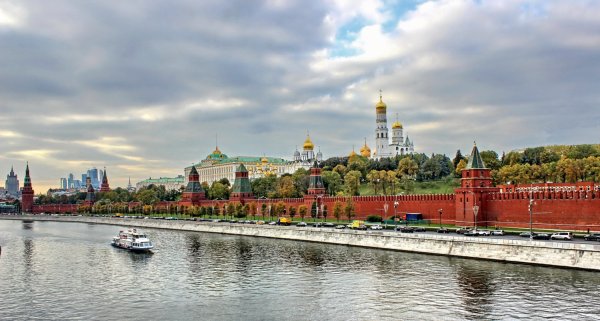 Кремлевская набережная Москва
