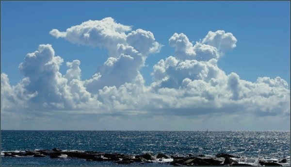 Перьевые облака на море