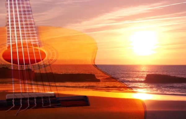 Гитара на фоне моря
