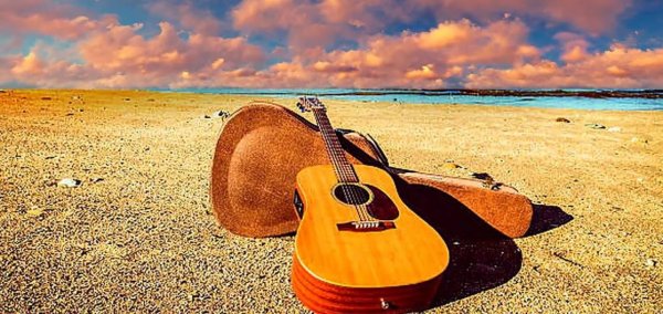 Гитарист на берегу моря