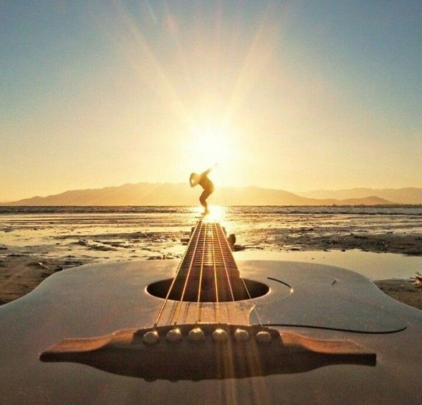 Девушка с гитарой на закате