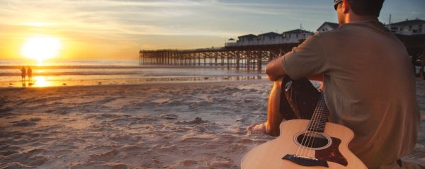 Фотосессия на море с гитарой