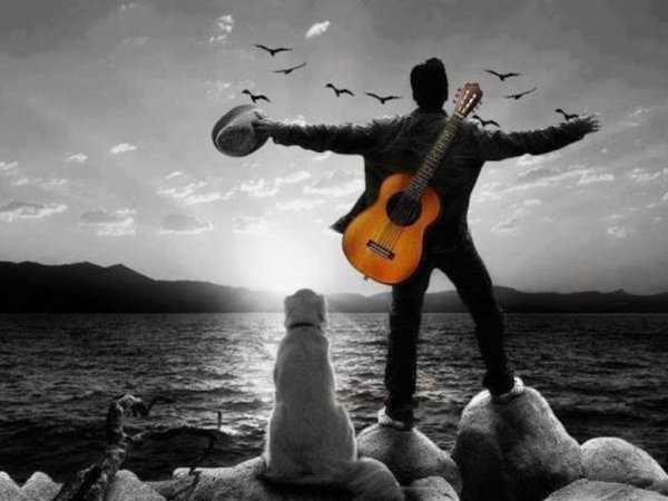 Гитарист на берегу моря