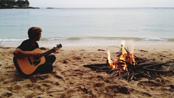 Женщина с гитарой