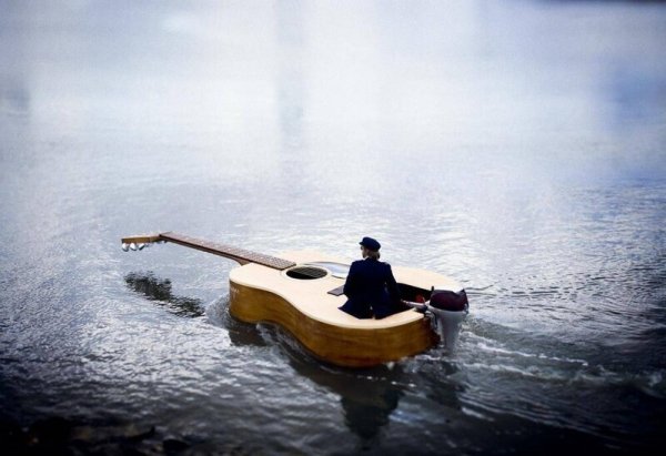 Парень с гитарой у моря