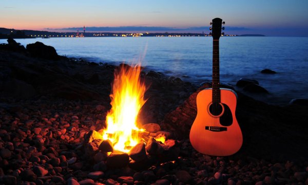 Люди на морском берегу