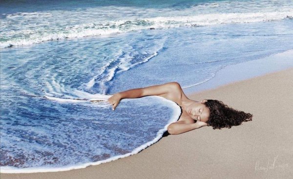 Девушка в волнах моря