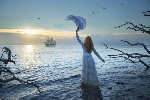 Девушка на скале у моря живопись