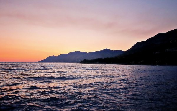 Море горы вдалеке