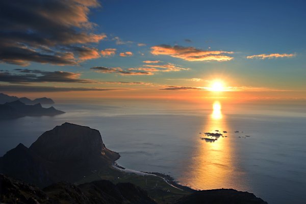 Рассвет море горы