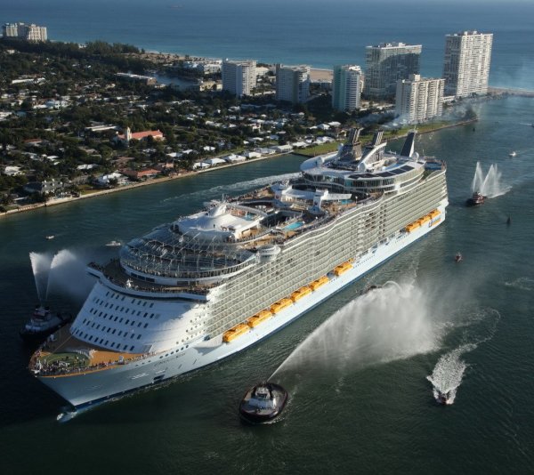 Корабль Оазис морей