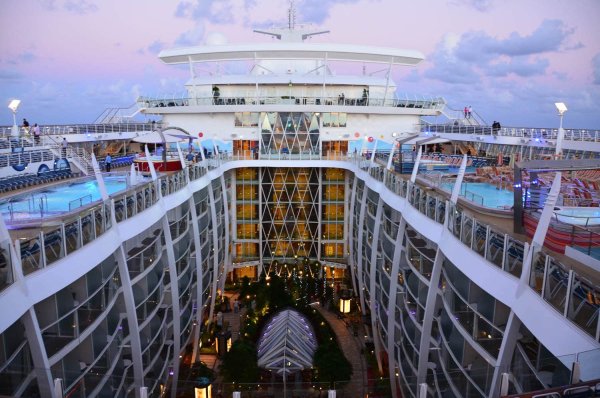 Лайнер Оазис морей