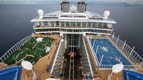 Круизный корабль "Allure of the Seas"