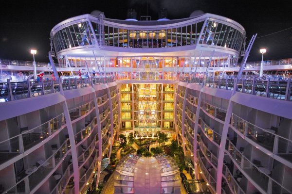 Круизный лайнер очарование морей