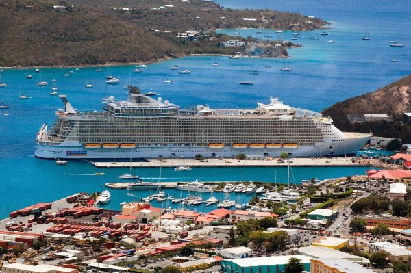 Лайнер Оазис морей