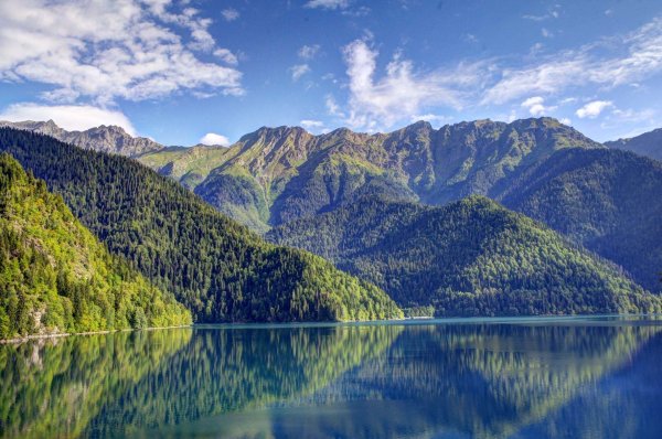 Грузия озеро Рица