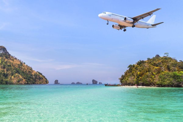 Самолет над морем