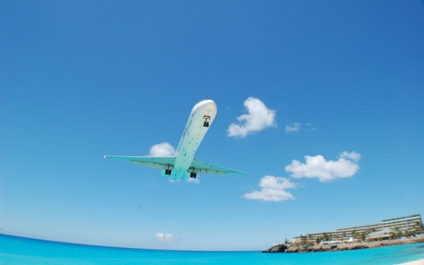 Самолет над морем