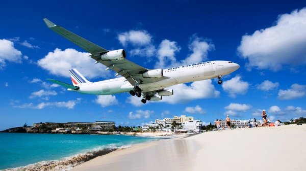 Самолет над морем