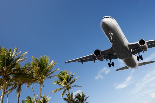 Самолет над островом