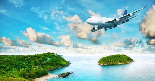 Самолет над морем