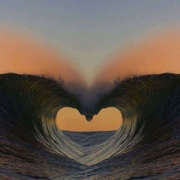 Сердце на песке у моря