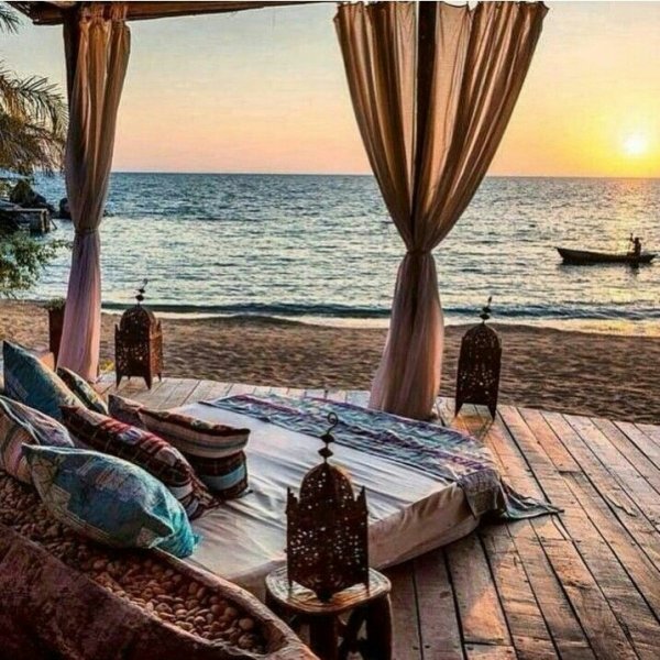 Уютный столик с видом на море