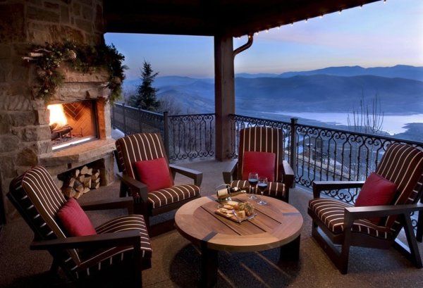 Камин в доме спанорамными оенами