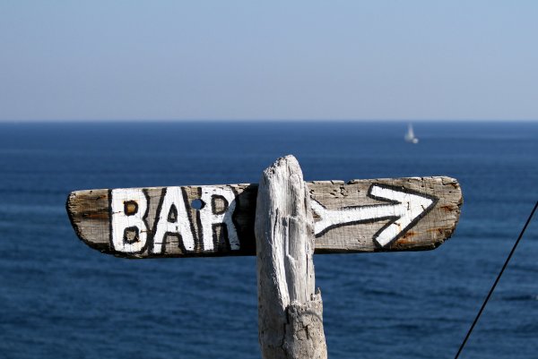 Знак море туда