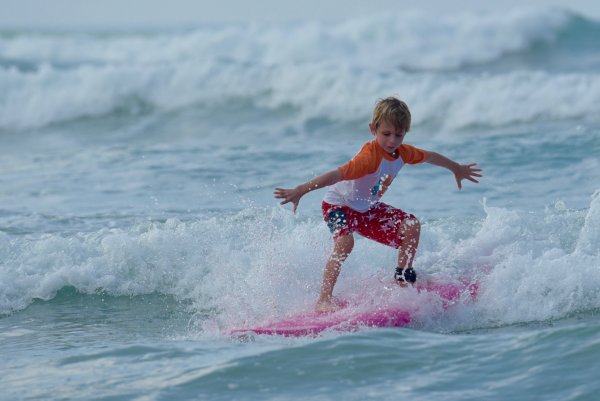 Кататься на серфе