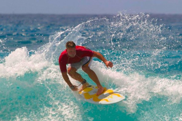 Океан и серфер