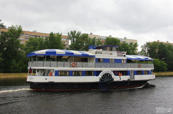 Теплоход круизный лайнер