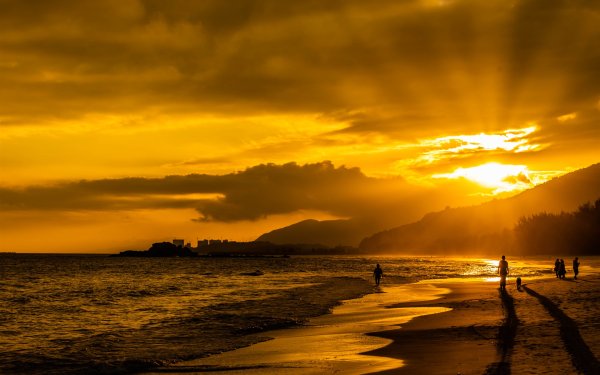 Золотой закат на пляже