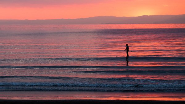 Силуэт на фоне моря