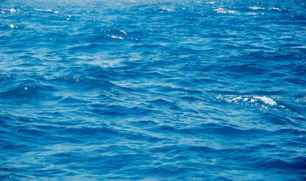 Голубое море