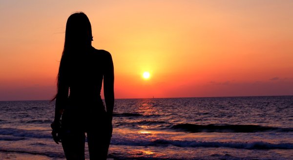 Женский силуэт на фоне моря