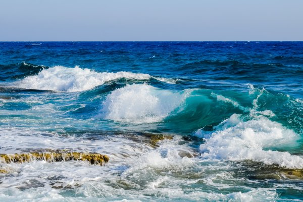 Голубое море