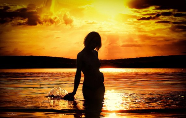 Девушка с короткими волосами на море