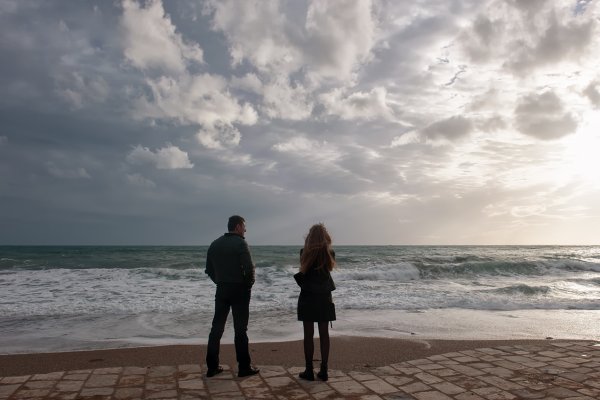 Девушка прощается с морем