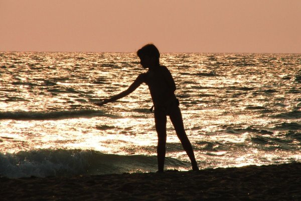 Утомлённое солнце нежно с морем прощалось