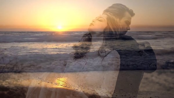 Человек уходит в море